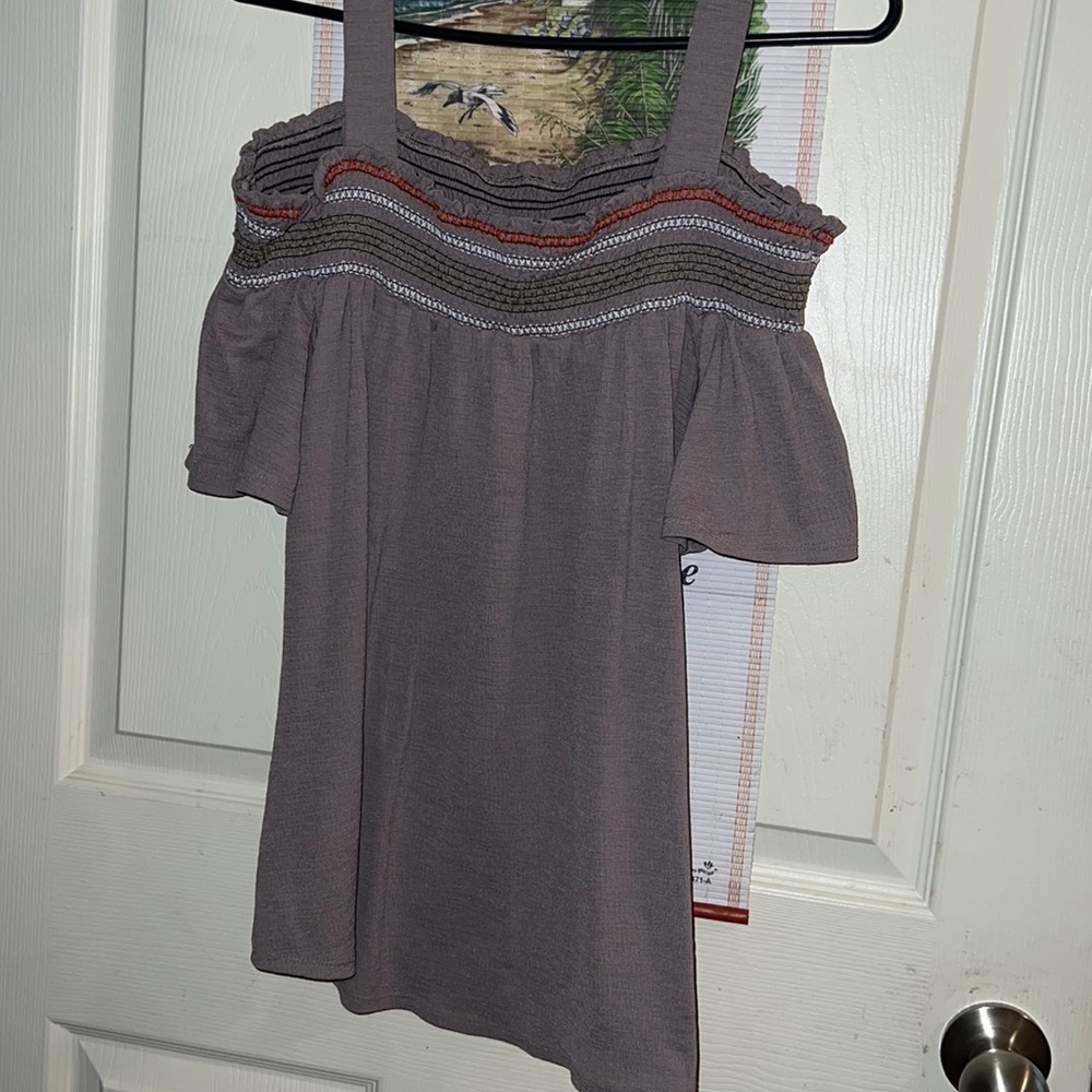 Off shoulder brownnish top, in good shape, with cute detailed front and back.
